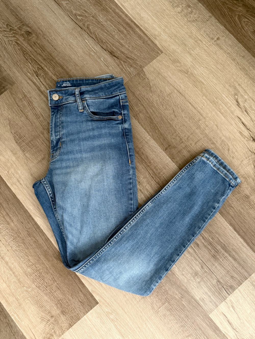 Old Navy Women's Skinny Jeans in Medium Blue Wash